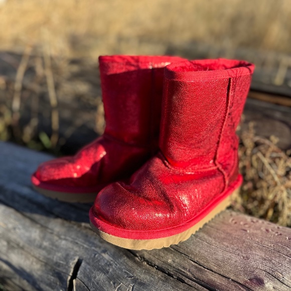 Kid's UGG CLASSIC II METALLIC SPARKLE RED BOOTS- Size 2 1125372K New Authentic - Picture 1 of 5
